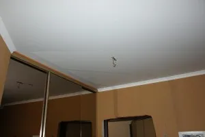 PVC sau tesatura plafon suspendat - este mai bine de a alege o (mai bună) PVC sau tesatura plafon suspendat - este mai bine de a alege