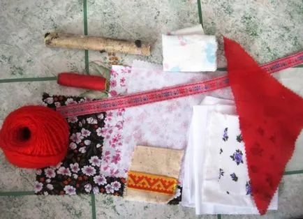 Rusă papusa populară stolbushka cu mâinile lor dintr-o țesătură (o păpușă) Rusă stolbushka papusa populară cu mâinile lor dintr-o țesătură
