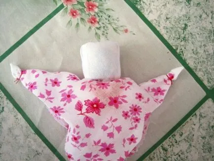 Rusă stolbushka papusa populară cu mâinile lor dintr-o țesătură (stolbushka) Rusă stolbushka papusa populară cu mâinile lor dintr-o țesătură