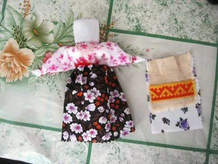 Rusă papusa populară stolbushka cu mâinile lor dintr-o țesătură (rusă) Rusă stolbushka papusa populară cu mâinile lor dintr-o țesătură