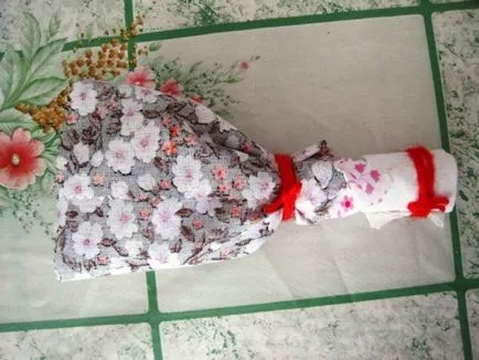 Rusă papusa populară stolbushka cu mâinile lor dintr-o țesătură (o păpușă) Rusă stolbushka papusa populară cu mâinile lor dintr-o țesătură