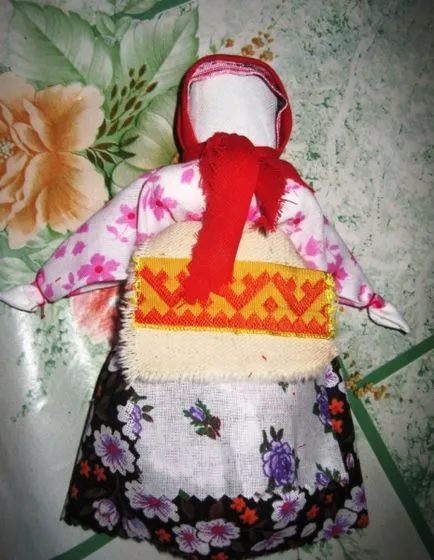 Rusă stolbushka papusa populară cu mâinile lor dintr-o țesătură (stolbushka) Rusă stolbushka papusa populară cu mâinile lor dintr-o țesătură