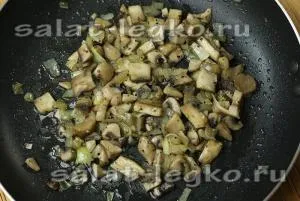 Salata cu ciuperci, cartofi și murături