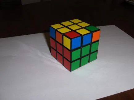 Asamblarea cubul Rubik, galtel regulate (stratul superior din stânga) Asamblarea cubului Rubik, o altă ciudățenie