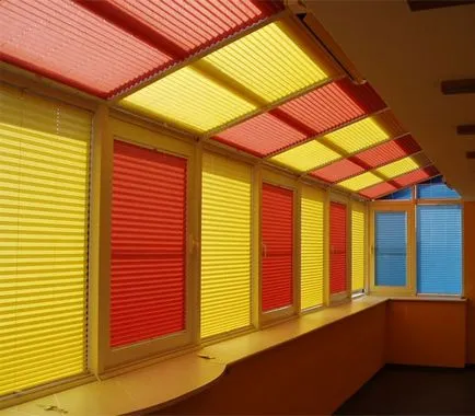 perdele plisate, Interiorul dispune de un apartament modern, cu o jaluzele plisate, perdele plisate cu lor