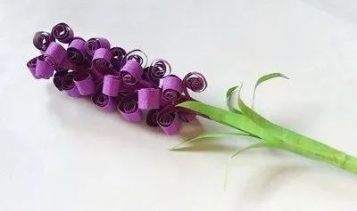 hârtie Lilac cu mâinile (mâini) hârtie Lilac cu propriile sale mâini
