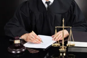 Cât de mult și modul în care instanța consideră că cererea de măsuri provizorii