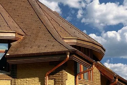 Se scurge apa de pe acoperiș la mâini, instalarea sistemului de drenaj al acoperișului (acoperiș) Se scurge apa de pe acoperiș la mâini, instalarea sistemului de jgheaburi și burlane
