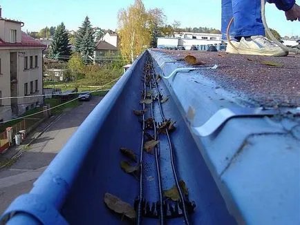 Se scurge apa de pe acoperiș la mâini, instalarea de sisteme de drenaj de acoperiș (instalare) Se scurge apa de pe acoperiș la mâini, instalarea sistemului de jgheaburi și burlane