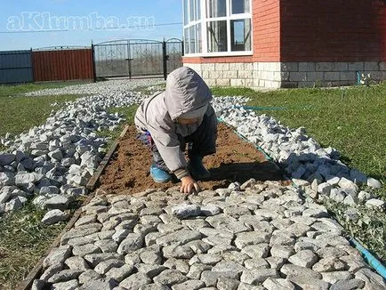 Urmăriți propriile mâini pentru a da
