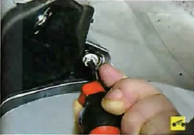 Demontare, demontarea și instalarea barei de protecție spate clasic nissan Almera (spate) Demontare, demontarea și instalarea barei de protecție spate nissan Almera clasic