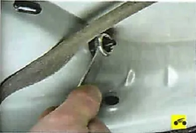 Demontare, demontarea și instalarea barei de protecție spate clasic nissan Almera (bara de protecție) Demontare, demontarea și instalarea barei de protecție spate nissan Almera clasic