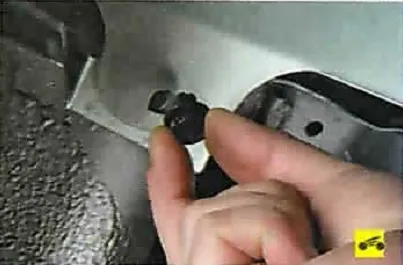 Demontare, demontarea și instalarea barei de protecție spate nissan Almera clasic (retrageri) Demontare, demontarea și instalarea barei de protecție spate nissan Almera clasic