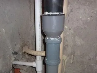 Riser în toaletă ca schimbarea, închide panourile de plastic și alte materiale (de coloană) Riser în toaletă ca schimbarea, închide panourile de plastic și alte materiale