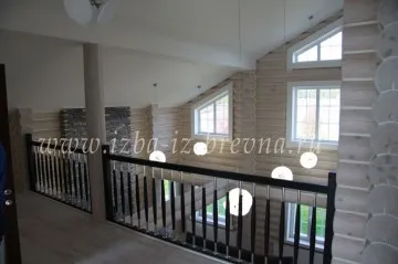 Construcție de case din busteni la cheie