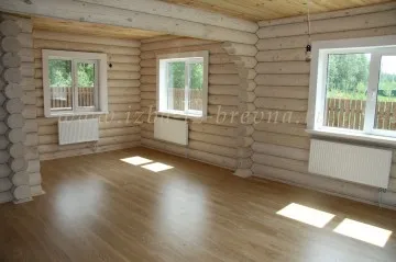 Construcție de case din busteni la cheie