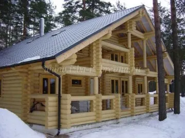 Construcție de case din busteni la cheie