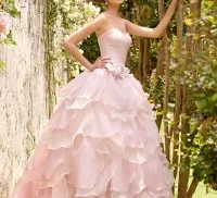 Nunta rochie de culoare strălucitoare alternativă la imaginea albă a miresei!