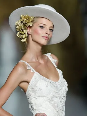 pălării de nuntă și fotografii de rochii de mireasa cu bonete de modele elegante (pălării) pălării de nuntă și fotografii de rochii de mireasa cu bonete de modele elegante