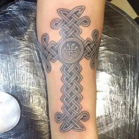 sensul tatuaj Crucea - sensul unui simbol pentru fete si baieti