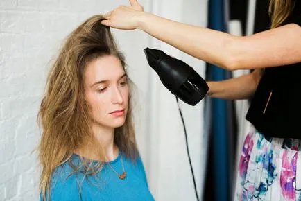 Trei moduri de a face o despărțire în părul își schimbă aspectul său instantaneu, girlsarea (instantaneu) Trei moduri de a face o despărțire în părul își schimbă aspectul său instantaneu, girlsarea