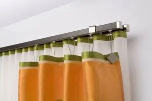 Tul pe balcon fără cornisa cu mâinile lor (balcon) Tul pe balcon fără cornisa cu mâinile lor