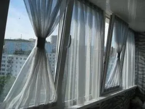 Tul pe balcon fără cornisa cu mâinile lor (balcon) Tul pe balcon fără cornisa cu mâinile lor