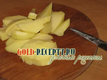 Cartofi copti cu pui în multivarka