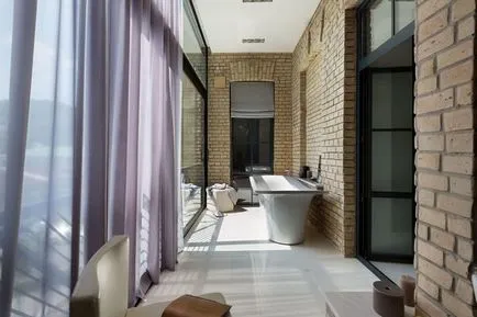 Tulle pe un balcon sau loggie la bucătărie ca streșini atârnă cu și fără