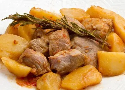 Cartofi la cuptor cu carne - rețete tradiționale și noi
