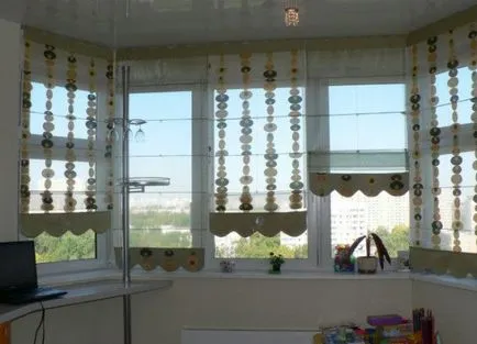Tulle pe un balcon sau loggie la bucătărie ca streșini atârnă cu și fără