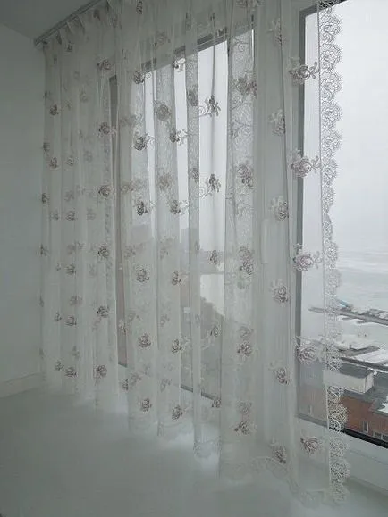 Tulle pe un balcon sau loggie la bucătărie ca streșini atârnă cu și fără