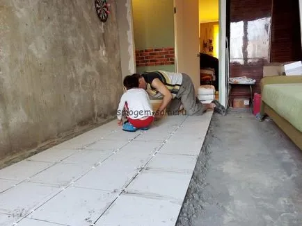 De stabilire a placilor ceramice pe podea, fără o cravată în cameră cu mobilier, smogom ele însele (gresie) De stabilire a placilor ceramice pe podea, fără o cravată în cameră cu mobilier, smogom ei înșiși