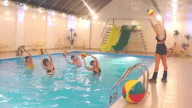exercitarea coloanei vertebrale în piscină