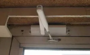 Instalați mai aproape de ușă pe ușa din plastic cu propriile sale mâini