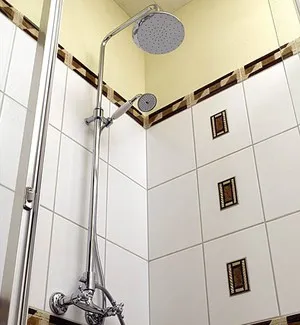 Instalați robinet în cada cu mâinile în special de instalare și video