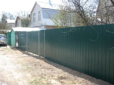 Instalarea unui gard de carton ondulat cu mâinile (gardul de carton ondulat cu mâinile) Instalarea unui gard de carton ondulat, cu propriile lor mâini