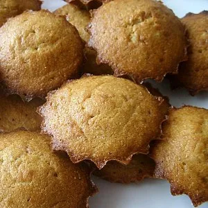 Învățăm cum să facă tort simplu și delicios la domiciliu - o descriere a rețetei cu imagini (reteta cupcake cu fotografii pas cu pas în cuptor) Învățăm cum să facă tort simplu și delicios la domiciliu - o descriere a rețetei cu imagini
