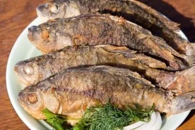 crap delicios prajit, fierte într-o tigaie (pește prăjit crap crap prăjit fotografie prăjit caras) crap prăjit delicioase, fierte într-o tigaie