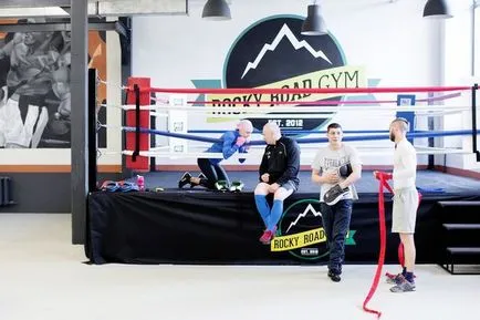Agățat de pere pentru a începe lecții de box (atenție tuturor grupurilor) Agățat de pere pentru a începe de formare în box