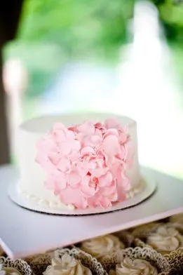 Tendința de flori decor tort de nunta