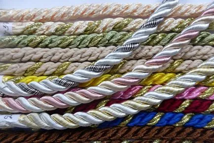 Se introduce pentru tavane suspendate decorative, în formă de T și altele
