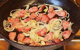 Omletă cu cârnați și roșii - pas cu pas reteta foto (tomate) Omletă cu cârnați și roșii - un pas cu pas reteta fotografii
