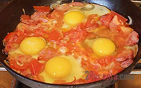 Omletă cu cârnați și roșii - pas cu pas reteta fotografie (ouă cu cârnați și roșii omletă) Omletă cu cârnați și roșii - un pas cu pas reteta fotografii