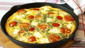 Omletă cu cârnați și ceapă roșii