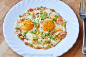 Omletă cu cârnați și ceapă roșii