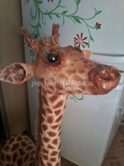 Girafa din papier-mache