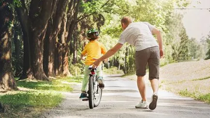 Cum să învețe copilul la o plimbare cu bicicleta Cum să învețe copilul la o plimbare cu bicicleta