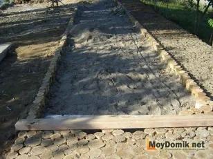 calea de grădină taie un copac