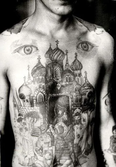 Tatuate pe piciorul lui, care este Tatuate pe piciorul lui, care este